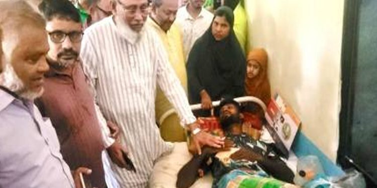 গোপালপুরে আ'হ'তদের দেখতে হাসপাতালে সাবেক এমপি আব্দুস সালাম পিন্টু, দিলেন আর্থিক সহায়তা