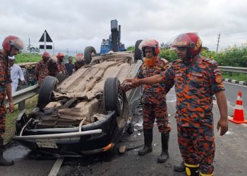 ঢাকা-মাওয়া এক্সপ্রেসওয়েতে প্রাইভেটকার উল্টে নি'হ'ত ৩ আ'হ'ত ১