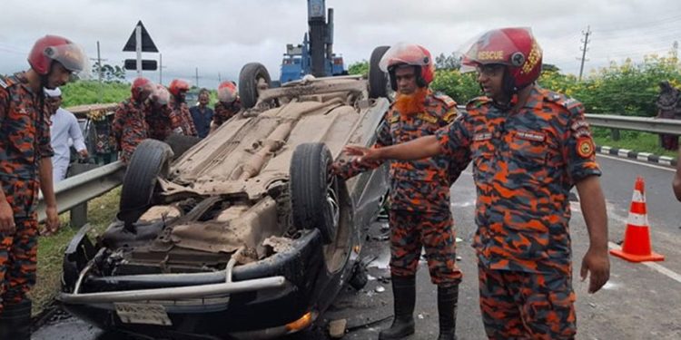 ঢাকা-মাওয়া এক্সপ্রেসওয়েতে প্রাইভেটকার উল্টে নি'হ'ত ৩ আ'হ'ত ১