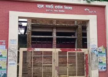 বিদ্যালয়ের মূল ফটকে তালা অভিভাবক নিয়ে শিক্ষা কর্মকর্তার মিটিং