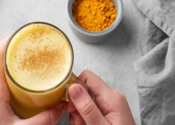 ঘুমের আগে গরম হলুদ দুধ পান: স্বাস্থ্য ও সুস্থতার ৭টি উপকারিতা