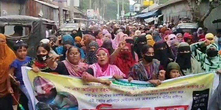 টাঙ্গাইলে বিএনপি নেতা স্ত্রী হ'ত্যা'র প্রতিবাদ সভা