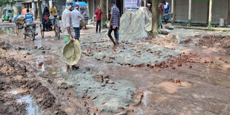সখীপুর-কচুয়া সড়কে জনদুর্ভোগ লাঘবে সংস্কার কাজ