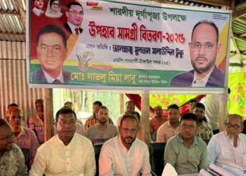 শারদীয় দুর্গাপূজায় শুভেচ্ছা বিনিময় ও উপহার বিতরণ করলেন : টুকু