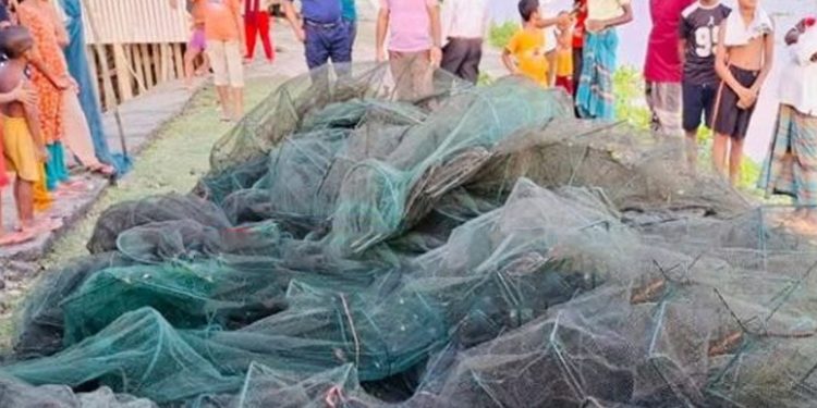 গোপালপুরে অভিযান ২ হাজার মিটার অবৈধ চায়না দুয়ারী জাল ধ্বংস