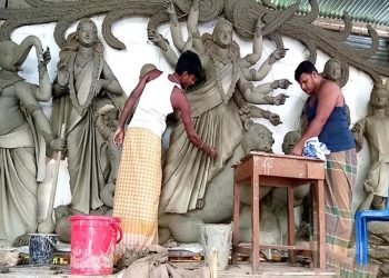 টাঙ্গাইলে শারদীয় দুর্গাপূজা প্রতিমা তৈরি ও মন্ডপ সাজসজ্জায় প্রস্তুতি জোরদার
