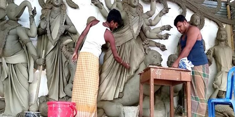 টাঙ্গাইলে শারদীয় দুর্গাপূজা প্রতিমা তৈরি ও মন্ডপ সাজসজ্জায় প্রস্তুতি জোরদার