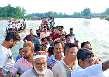 টাঙ্গাইল সদর দাইন্যায় ধলেশ্বরী নদীতে ঐতিহ্যবাহী নৌকাবাইচ প্রতিযোগিতা অনুষ্ঠিত