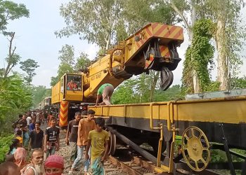 জয়পুরহাটে ট্রেনের বগি লাইনচ্যুত রেল যোগাযোগ বন্ধ