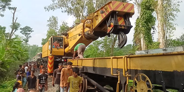 জয়পুরহাটে ট্রেনের বগি লাইনচ্যুত রেল যোগাযোগ বন্ধ