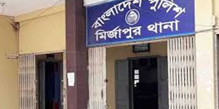 মির্জাপুরে গরু বো'ঝা'ই মিনি ট্রাক ডা'কা'তি থানায় মা'ম'লা