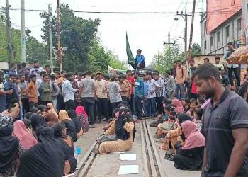 দিনাজপুরে পলিটেকনিক শিক্ষার্থীদের রেল–সড়ক অবরোধ, আটকা তিন ট্রেন