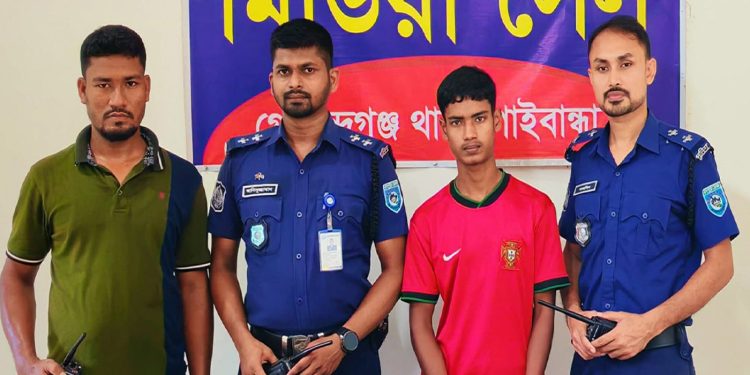 গোবিন্দগঞ্জে বাসে তল্লাশিতে ৪ কেজি গাঁ'জা উদ্ধার, যুবক কা'রা'গা'রে