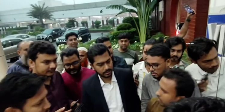 উন্নত চিকিৎসার জন্য সিঙ্গাপুর গেলেন নুরুল হক নুর