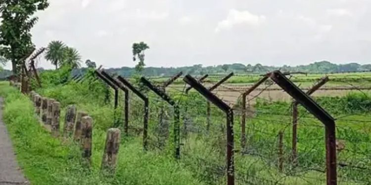 ভারত থেকে আ'ট'ক ৯ বাংলাদেশিকে পতাকা বৈঠকের মাধ্যমে বিজিবির কাছে হস্তান্তর