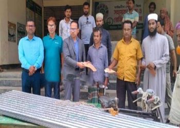 মধুপুরে অ'গ্নি'কা'ণ্ডে ক্ষতিগ্রস্তদের ঢেউটিন ও নগদ টাকা দিলো উপজেলা প্রশাসন