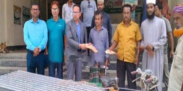 মধুপুরে অ'গ্নি'কা'ণ্ডে ক্ষতিগ্রস্তদের ঢেউটিন ও নগদ টাকা দিলো উপজেলা প্রশাসন