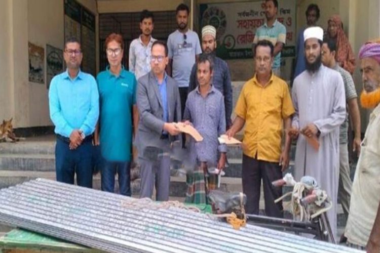 মধুপুরে অ'গ্নি'কা'ণ্ডে ক্ষতিগ্রস্তদের ঢেউটিন ও নগদ টাকা দিলো উপজেলা প্রশাসন