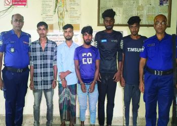 মানিকগঞ্জে স্কুলছাত্রীকে শ্লীলতাহানির চেষ্টায় ৫ বখাটে আ'ট'ক