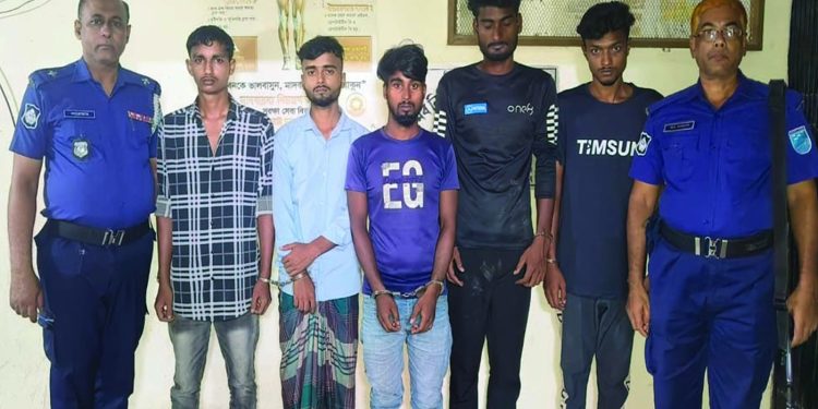 মানিকগঞ্জে স্কুলছাত্রীকে শ্লীলতাহানির চেষ্টায় ৫ বখাটে আ'ট'ক