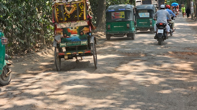 টাঙ্গাইল পৌর শহরের অধিকাংশ সড়কের বেহাল দশা