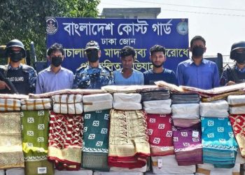 নারায়ণগঞ্জে বিপুল ভারতীয় শাড়িসহ আ'ট'ক ২