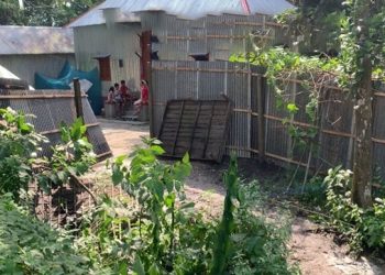 দেলদুয়ারে দুই ভাইয়ের জমি সংক্রান্ত বিরোধে রাস্তায় বেরিকেট