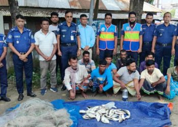 রাজবাড়ীর পদ্মা নদীতে সরকারি নিষেধাজ্ঞা অমান্য, ১২ জেলে আ'ট'ক