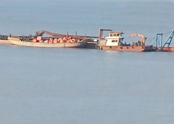 সন্দ্বীপ চ্যানেলের চরে আটকা ফেরি ২৪ ঘণ্টা পর উদ্ধার