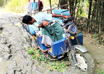 টাঙ্গাইলের স্বল্পমহেড়া-জামুর্কী কাঁচা সড়কে দুর্ভোগ, লক্ষাধিক মানুষ সমস্যায়