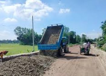 টাঙ্গাইলে আঞ্চলিক মহাসড়ক নির্মাণ কাজে ঠিকাদারের গাফিলতিতে চরম ভোগান্তি