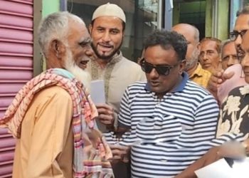 টাঙ্গাইলের টুকুর পক্ষে ৩১ দফা মানুষকে উপস্থাপনে লিফলেট বিতরণ