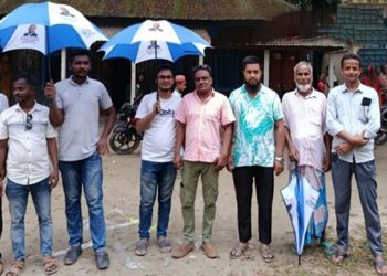 টাঙ্গাইলের ঘারিন্দায় স্কুলগুলোতে টুকুর পক্ষে ছাতা বিতরণ