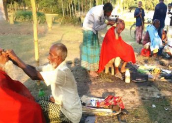 টাঙ্গাইলে হারিয়ে যাচ্ছে পিঁড়িতে বসে চুল-দাঁড়ি কাটা নরসুন্দর