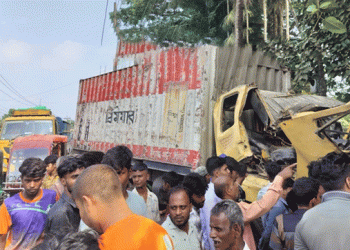 ঘুমের ছোঁয়ায় ছিন্ন জীবন ॥ কালিহাতীতে কাভার্ডভ্যান চালক নি'হ'ত
