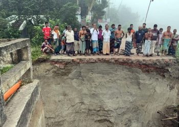 টাঙ্গাইলে চারাবাড়ী এসডিএস সেতুর অ্যাপ্রোচ ধসে যান চলাচল বন্ধ
