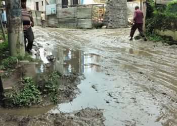 কালিহাতীতে মডেল মসজিদের কাজের কারণে সড়ক ভেঙে জনদুর্ভোগ