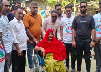 ঘারিন্দা ইউনিয়নে অক্ষম বৃদ্ধাদের টুকুর পক্ষে হুইল চেয়ার প্রদান