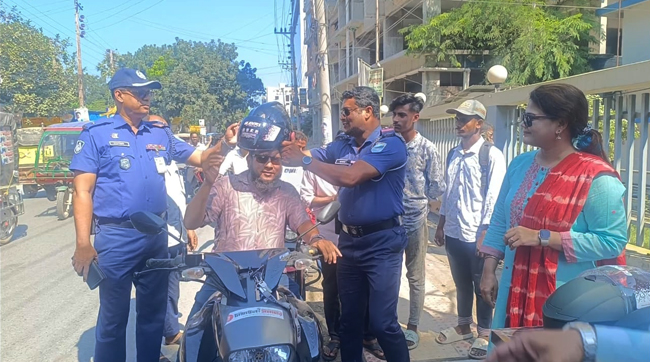 টাঙ্গাইলে নিরাপদ সড়ক দিবস বিনামূল্যে হেলমেট বিতরণ