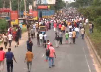 ইসলামী ব্যাংক কর্মীদের অবরোধ প্রত্যাহার, পুনর্বহালের আল্টিমেটাম