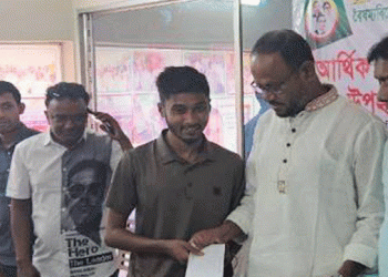 শহীদ পরিবার এবং আহতদের মাঝে টুকুর আর্থিক সহায়তা প্রদান