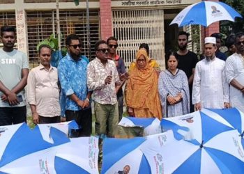 টাঙ্গাইলের ঘারিন্দায় স্কুলগুলোতে টুকুর পক্ষে ছাতা বিতরণ