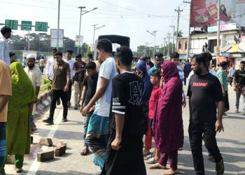 টুঙ্গিপাড়ায় বাসের ধাক্কায় স্কুলছাত্রীর মৃ'ত্যু, সড়ক অবরোধ