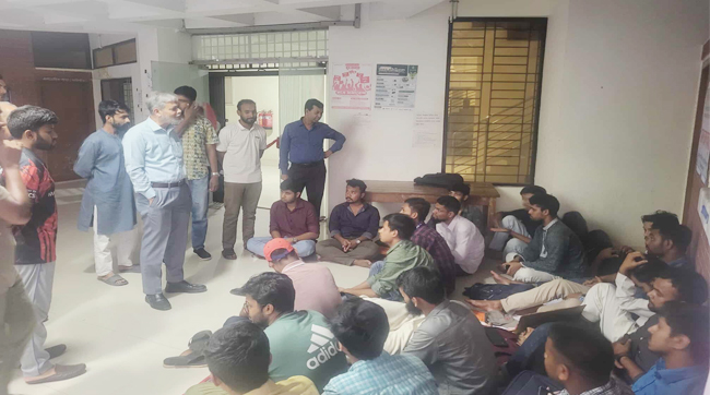 সেশনজট নিরসনের দাবিতে আমরণ অনশনে মাভাবিপ্রবি ভেটেরিনারি শিক্ষার্থীরা