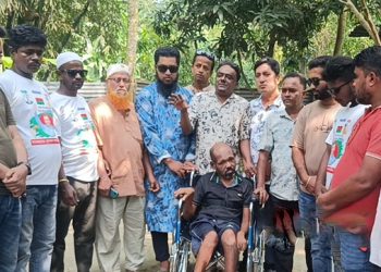 ঘারিন্দায় টুকুর পক্ষে থেকে প্রতিবন্ধীদের হুইল চেয়ার বিতরণ