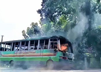 টাঙ্গাইলে সড়ক দুর্ঘটনায় নিহতের ঘটনায় গাড়িতে অগ্নিসংযোগ