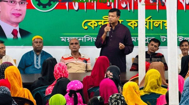 মধুপুরে গর্ভবতীদের পুষ্টিকর খাদ্যসামগ্রী বিতরণ করলেন কর্নেল (অব.) আজাদ