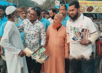 টাঙ্গাইলের সুরুজ হাটে জনগনের মাঝে টুকুর পক্ষে লিফলেট বিতরণ