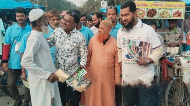 টাঙ্গাইলের সুরুজ হাটে জনগনের মাঝে টুকুর পক্ষে লিফলেট বিতরণ