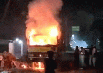 ময়মনসিংহে পার্কিং করা কাভার্ড ভ্যানে অ'গ্নি'কা'ণ্ড